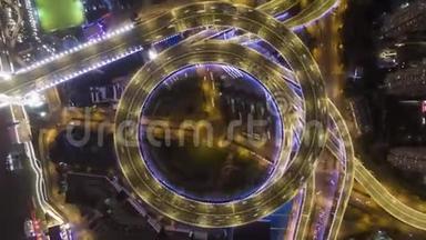 夜间照明圆形南浦路路口.. 交通圈。 中国上海。 空中垂直自上而下视图